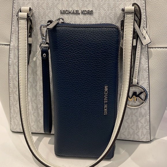 MICHAEL KORS LARGE TRAVEL CONTINENTAL WRISTLET WALLET NAVY BLUE COLOR
NWT - Picture 14 of 16